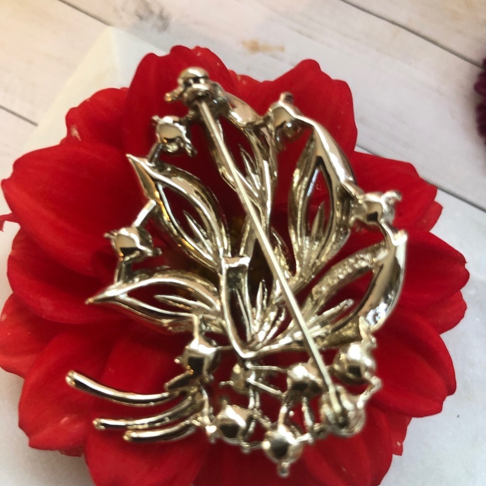 Vintage Leaf Rhinestone Accent Gold Tone Brooch Pin - Picture 6 of 6